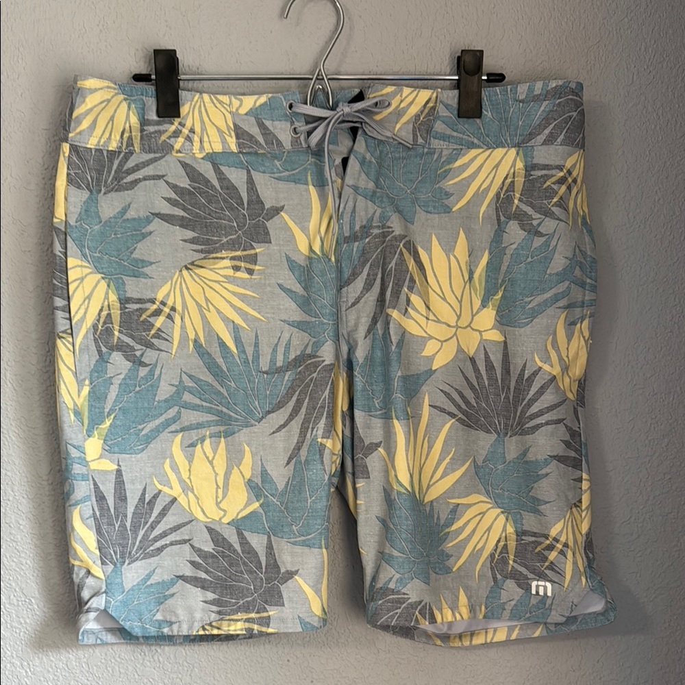 Travis Mathew Men’s Tropical Print Golf Shorts  Men’s size 36 Waist